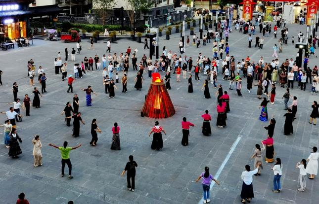 高山花海与雪山共舞,生态旅游热度攀升